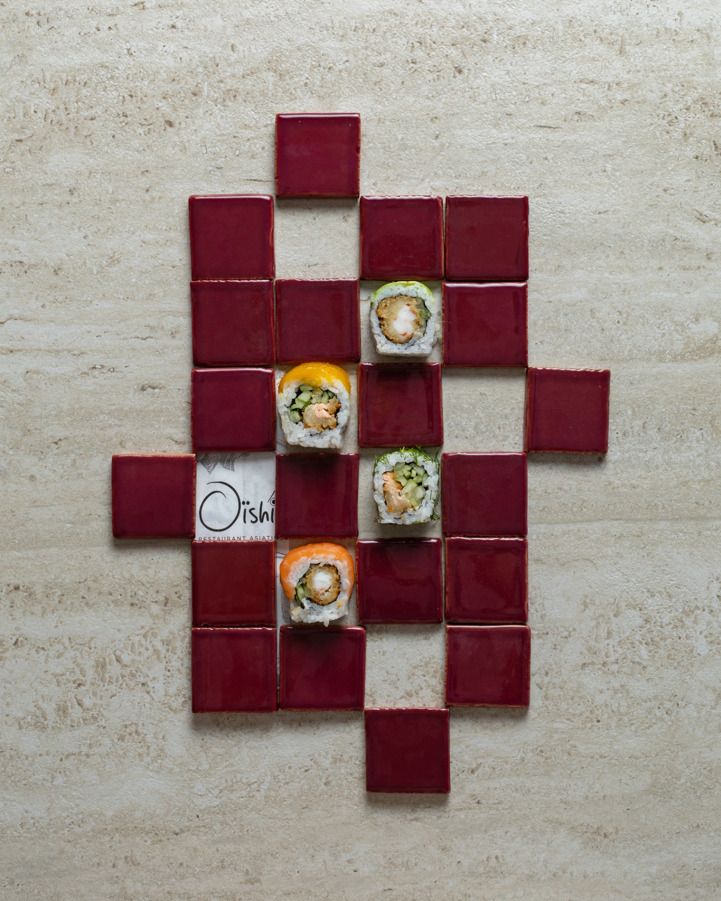Mosaïque de carreaux bordeaux et makis Oïshi