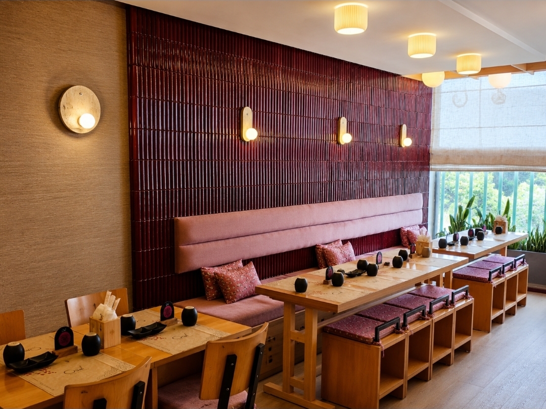 Comptoir intime du restaurant Oïshi, lumière chaude et bois naturel