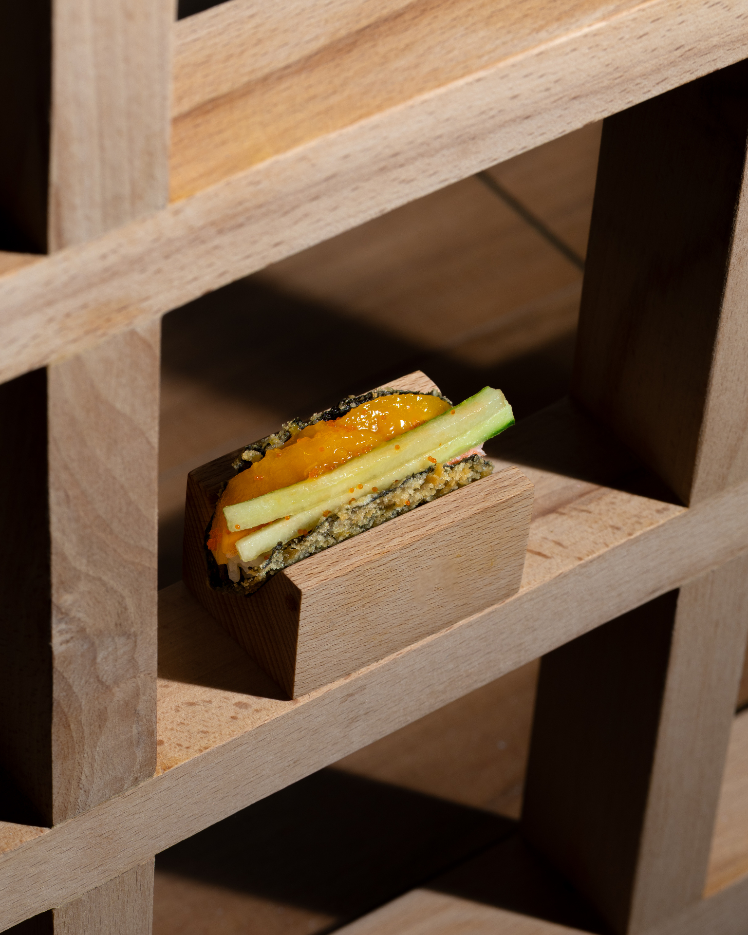 Onigiri mangue et concombre sur bois clair